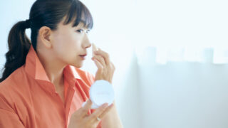 “足す”よりも“仕込む”。思い込みを捨て、新しいツヤ肌へ。